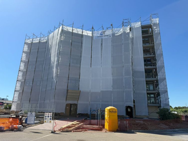 Scopri l'intervento di manutenzione straordinaria e rifacimento facciate eseguito da Gruppo Lenzo a Civitavecchia (via Dino Marrani) su un immobile del Gruppo Mondo Convenienza.
